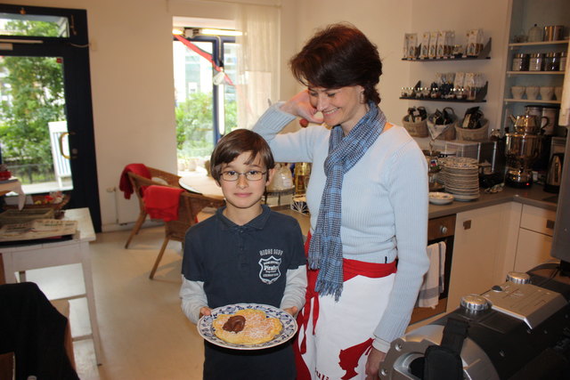 Birgit Heindl-Becker mit ihrem neunjährigen Sohn Lars. Der ist – wie viele andere junge Gäste – ein großer Waffelfan.
