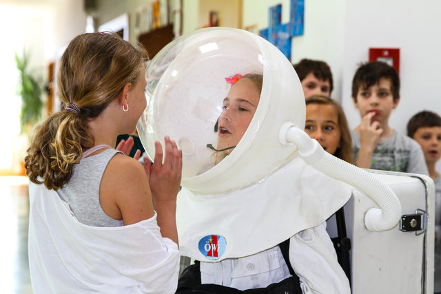 Es wurde gestaunt und getestet - die Kinder waren mit vollem Eifer bei der Sache. Foto: Julia Moll