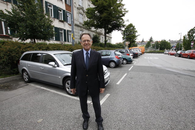 Lösungssuche: VP-Bezirkschef Heinz Gerstbach sucht nach Ideen zur Lösung des Parkplatzproblems.