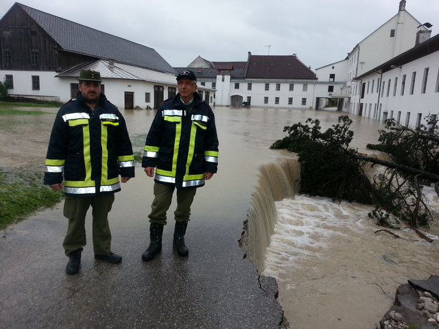 Bezirks-FF-Kommandant Max Presenhuber (rechts), Heinz Huber beim Sägewerk Sommerhuber in Aschach an der Steyr. | Foto: Feuerwehr