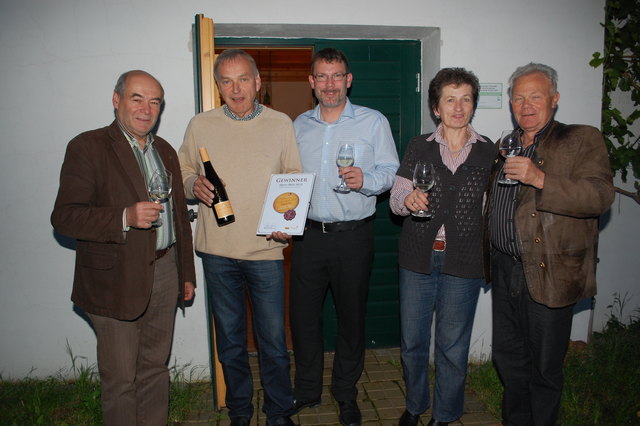 Franz Hiller, Stephan Gartner, Erni Rauscher und Günter Gartner gratulierten Gerhard Frank zum neuen Opernwein