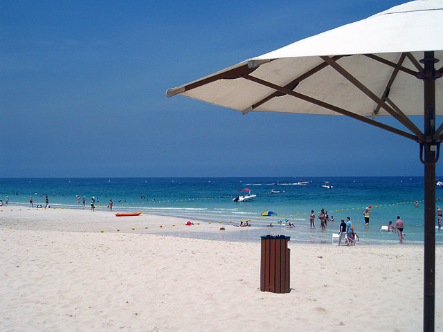 Wenn wir schon keinen Sommer in Österreich finden, dann schweifen wir mit den Gedanken in andere Länder! (Strand Dubai)