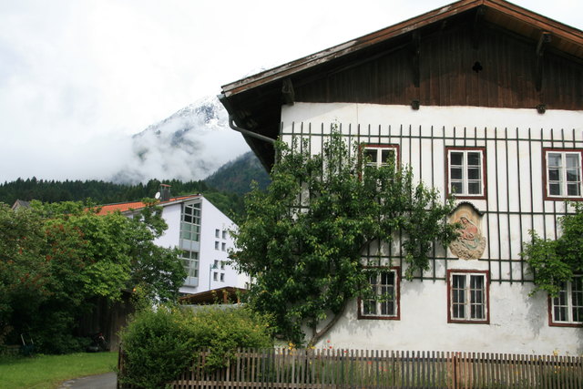 Der Kindergarten (links hinten) platzt aus allen Nähten, im Bauernhaus wäre noch viel Platz für Kinder und andere Gemeindeeinrichtungen.