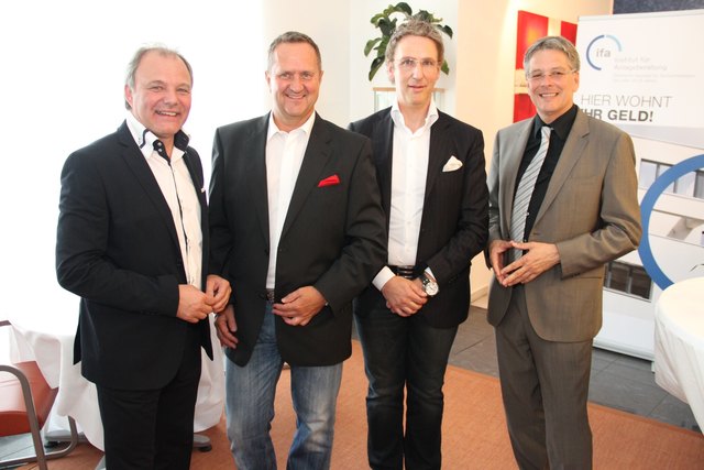 Landeshauptmann Peter Kaiser gratuliert KR Mag. Wolfgang P. Stabauer und Mag. Claudio Nagele zur Büroneueröffnung. Mit dabei VzBgM. Albert Gunzer.