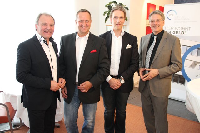 Landeshauptmann Peter Kaiser gratuliert KR Mag. Wolfgang P. Stabauer und Mag. Claudio Nagele zur Büroneueröffnung. Mit dabei VzBgM. Albert Gunzer.