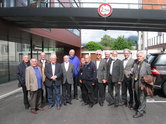 Die Jubilare vor dem Franziskaner-Gymnasium Hall