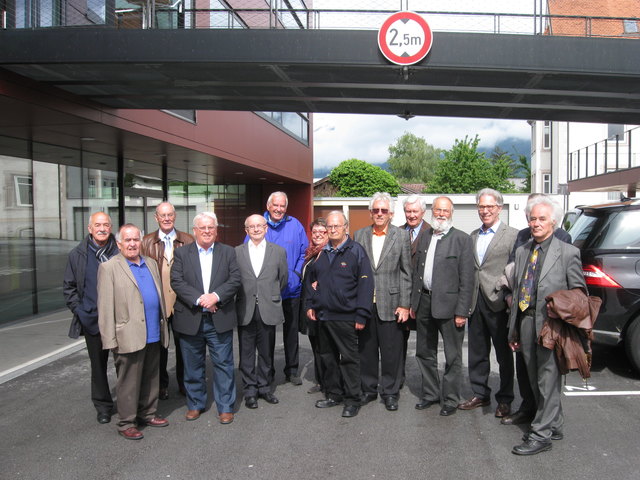 Die Jubilare vor dem Franziskaner-Gymnasium Hall | Foto: Privat