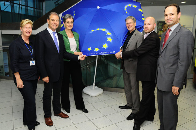 Landeshauptmann Peter Kaiser mit Professor Gerhard Baumgartner (r), Ulrike Lunacek (2.v.l.), Hubert Pirker, Paul Schmidt (2.v.r.) und Vertreterin der Wirtschaftskammer