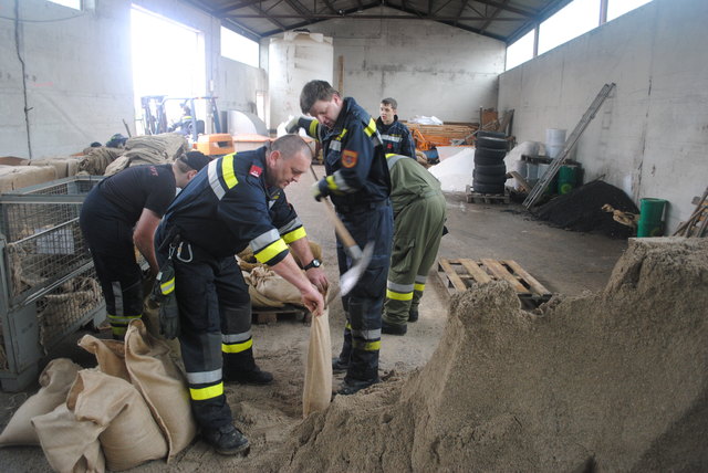 Tausende Sandsäcke wurden von den Einsatzkräften gefüllt. | Foto: BFK Amstetten