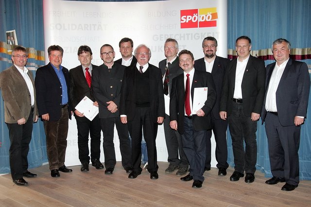 Von links: ÖGB-Sekretär Andreas Hubauer, LR Reinhold Entholzer, Johann Pürstinger, Andreas Russmann, Hubert Wildauer, LH-Stv. Josef Ackerl, Herbert Scharax, Franz Krottendorfer, FSG-Landesvorsitzender Andreas Stangl, SP-Bezirksgeschäftsführer Thomas Pfaffenhuemer, AK-Präsident Hans Kalliauer.