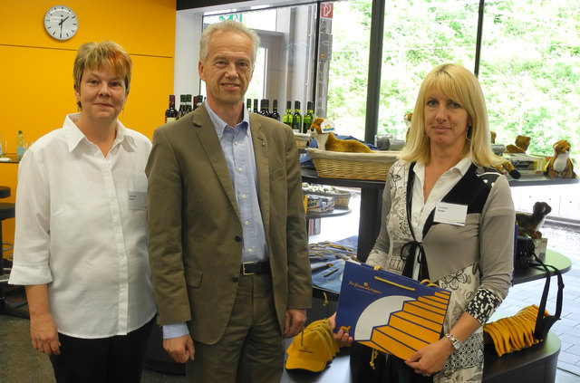 Der neue Bistroshop im Betriebszentrum Laubenbachmühle ist eröffnet. NÖVOG Geschäftsführer Gerhard Stindl mit Manuela Bauer und Susanne Bieder, zwei der fünf Mitarbeiterinnen vor Ort. (© NÖVOG/Pongratz)
