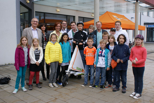 Hortkinder mit Vizebürgermeister Manfred Schärfinger, Energiebeauftragte Gaby Wilflinger, Bundesrätin und Gemeinderätin Angela Stöckl, Christian Reim (Wien Energie) und Karl Mayerhofer jun. von KPK Lightcraft GmbH | Foto: zVg