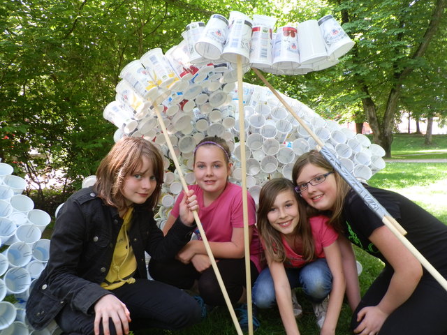 Im Zuge des Schul-Projekts entstehen aus Jogurtbechern wahre Kunstwerke | Foto: KK