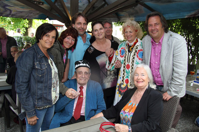 GRin. Gertrude Amlacher, Gerda Scheider, Rudi und Tina Kuess, Irma Guggenberger, E-GR. Günther Scheider - im Vordergrund: Altbürgermeister Leopold Guggenberger mit GRin. Christina Krainz