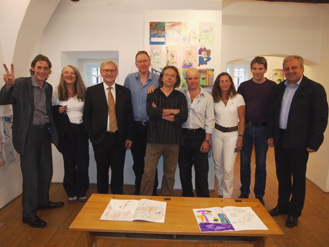 Die Künstler der Wasser Biennale Yahoos-Garden bei der Eröffnung der Malbuch-Galerie.