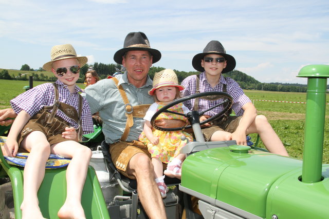 Beim "Tanz der Traktoren" nahm Opa Johann Klampfer mit seinen Enkeln Jonas, Anna und Dominik teil.