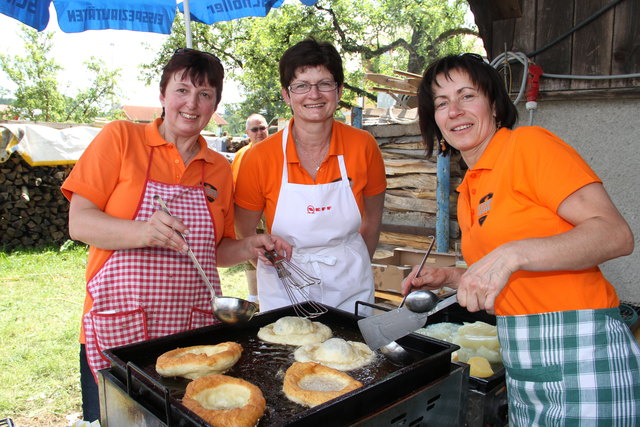 Köstliche Krapfen backten Gabi, Vroni und Christine für die zahlreichen Besucher beim Oldtimer-Treffen.