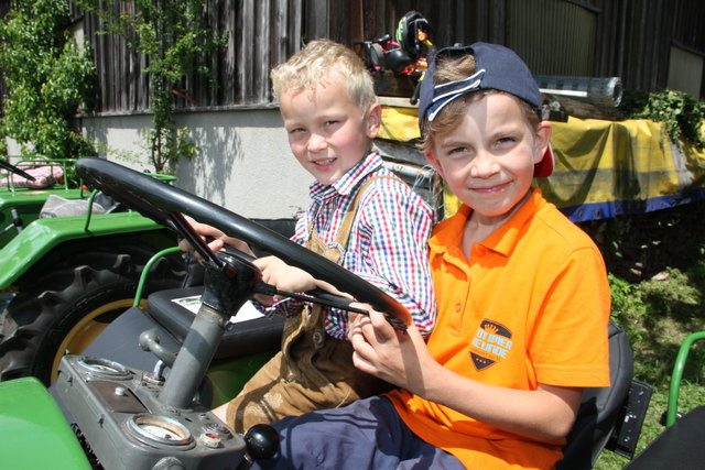 Von Traktoren fasziniert waren Martin und Tarek beim Oldtimer-Treffen in Neumarkt.