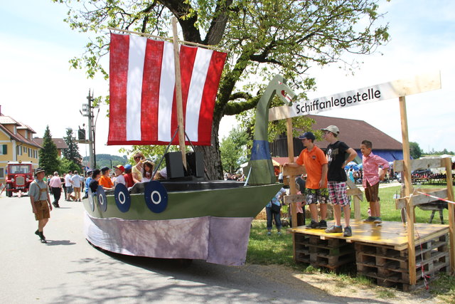 Für das "Wikinger-Schiff" auf Rädern - gelenkt von Thomas Frauenschuh - wurde eine eigene Anlegestelle gebaut.