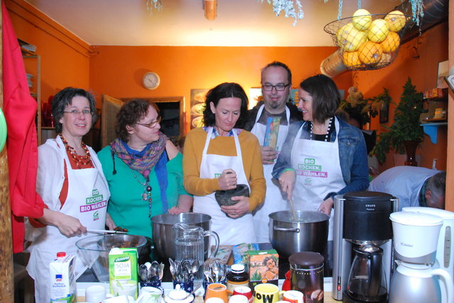 Grünen-Chefin Eva Glawischnig half bei der Zubereitung der Bio-Snacks in der Pannonischen Tafel mit. | Foto: Anger