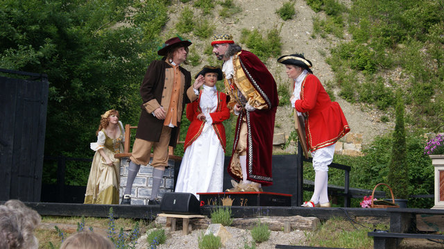 Zwei listige Gauner wollen die Eitelkeit des Kaisers nützen.