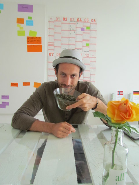 Jungunternehmer Thomas Miksits mit Kultgetränk "all i need": Hier bei der Teeprobe | Foto: Gerhard Krause