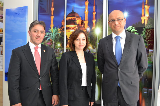 Efraim Özkan (Geschäftsführer E.F.E Bau und Vorstandsvorsitzender von "Tümsiad Austria"), Lale Agusman Uribeechevarria (türk. Wirtschaftsbotschafterin), Atakan Özdemir (Handelsrat der türkischen Botschaft Wien).