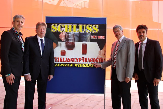 LH Dr. Peter Kaiser eröffnete mit Hermann Pansi, Stefan Sandrieser und Thomas Bulant (FSG Bundesvorsitzender PflichtschullehrerInnengewerkschaft) die SLÖ Tagung in Villach.