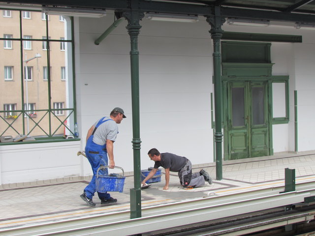 Historische Fliesen wurden – dem Denkmalschutz entsprechend – in der Station neu verlegt.