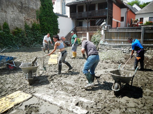 Mit selbst mitgebrachten Schaufeln, Rechen und Krampen werkten die Altlengbacher am Samstag in Emmersdorf.