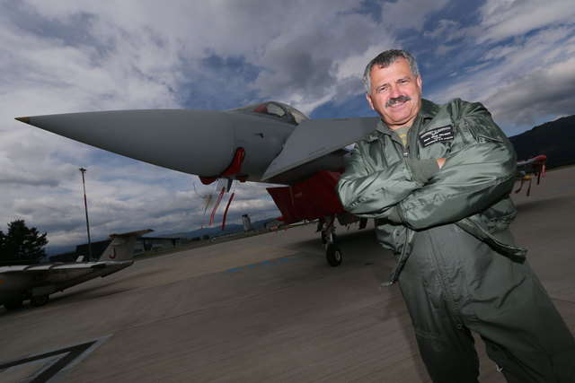 Brigadier Karl Gruber, Österreichisches Bundesheer, Projektleiter der Airpower vor einem Eurofighter Typhoon