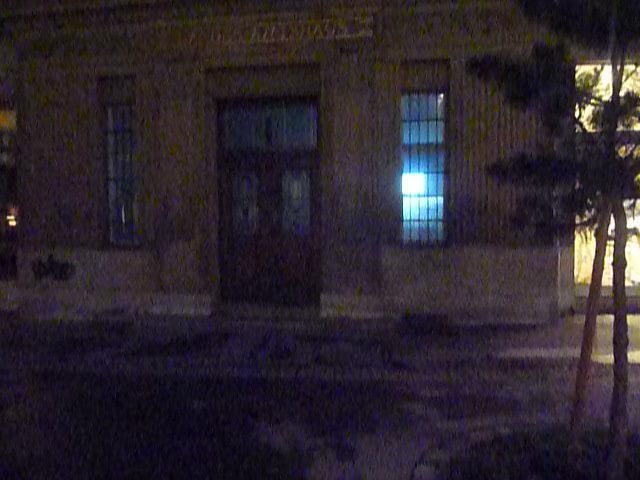 So schaut Stromverschwendung während der Nacht aus. Wenn sich das Land Steiermark dazu entschlie- ßen kann, wirklich mit dem Energiesparen zu begin- nen, dann wird dieses "schöne" blaue Licht - nicht mehr zu sehen sein. Bei der Liftkabinenbeleuchtung ist es ein wenig schwieriger, denn da muss man schon ganz genau schauen. Beim obigen Foto ist diese in der oberen rechten Türverglasung ersichtlich.