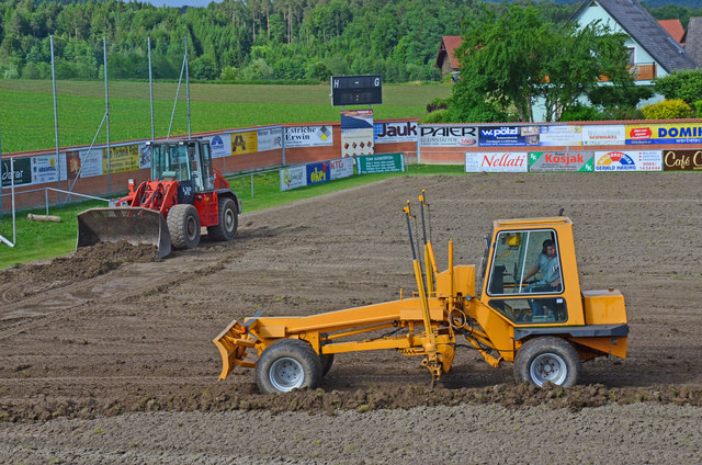 Der Sportplatz in Gleinstätten ist derzeit eine Großbaustelle - bis zum Meisterschaftsstart soll er fertig sein.