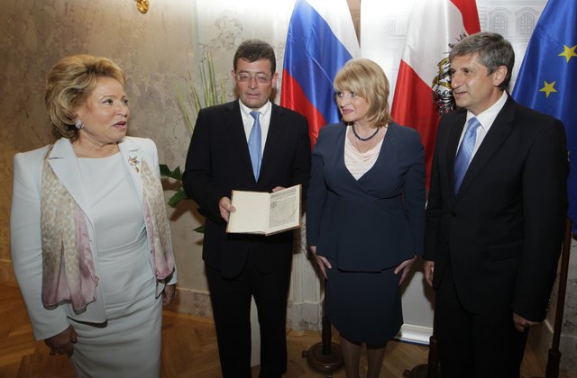 Walentina Iwanowna Matwijenko (Präsidentin des russischen Föderationsrates), 
Dr. Stefan Ottrubay, 
Der erste Band ist zuürck: Alla Manilova (stellvertretende Kulturministerin der Russischen Föderation),
Außenminister Michael Spindelegger | Foto: Dieter Nagl