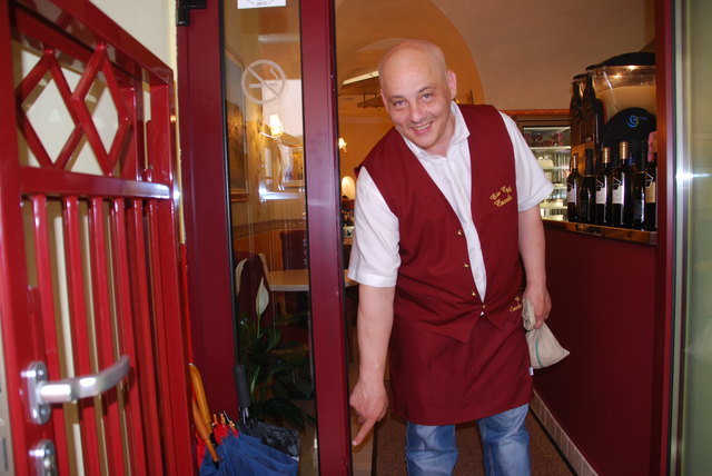 Der Täter ließ seinen Werkzeugkoffer vor Giulio Nespolos Eissalon stehen.