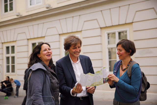 Bezirkschef Blimlinger und Sonnja Altrichter (Verein TakePart!, r.) freuen sich über den neuen Kinderbezirksplan.