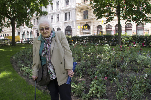 Waltraud Rücker von der Initiative Rudolfsplatz setzt sich für das Beet ein.
