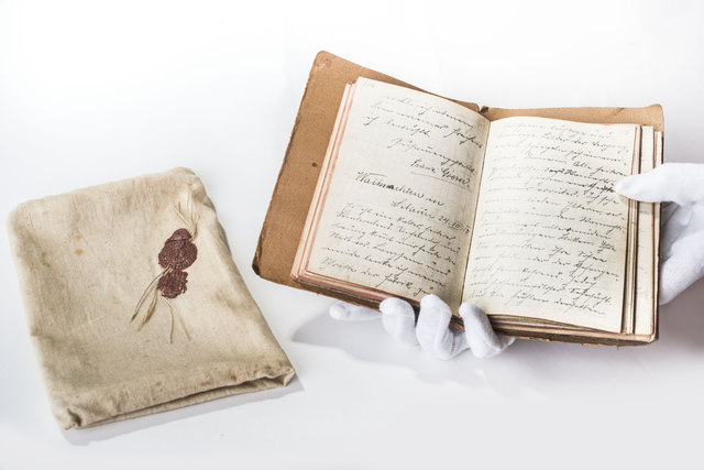 Kriegstagebuch des Franz Gierer vom Infanterieregiment 27
28.12.1914 – 15.7.1918, Leinen/Papier/Wachs, LeihgeberIn: Privatbesitz
Höhe: 162 mm, Breite: 110 mm, Dicke: 20 mm, 230 Seiten paginiert, 10 Seiten unpaginiert

Der Infanterist Franz Gierer vom Inf. Regiment 27 führte über einen sehr langen Zeitraum (Dezember 1914 bis Juli 1918) Tagebuch, wodurch er eine Vielzahl seiner Kriegserlebnisse der Nachwelt überliefert hat, unter anderem Weihnachten in Sibirien 1916 (aufgeschlagene Seite am Foto). | Foto: www.photo-graphic-art.at