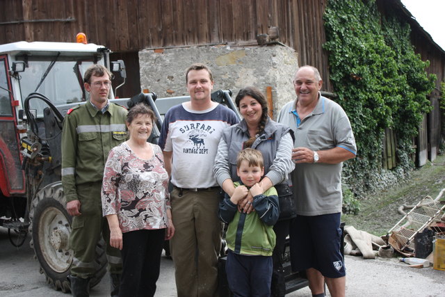 Beim Aufräumen: M. Paramin (1. v.r.) mit Familie und Feuerwehrmann L. Zehetgruber.