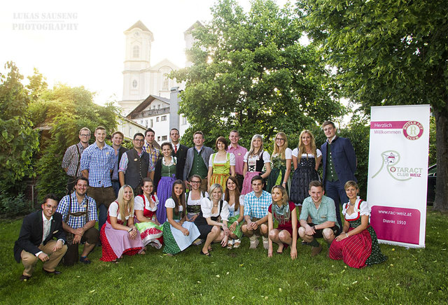 Die 27 Gründungsmitglieder des neu formierten Rotaract-Clubs aus Weiz. | Foto: Lukas Sauseng
