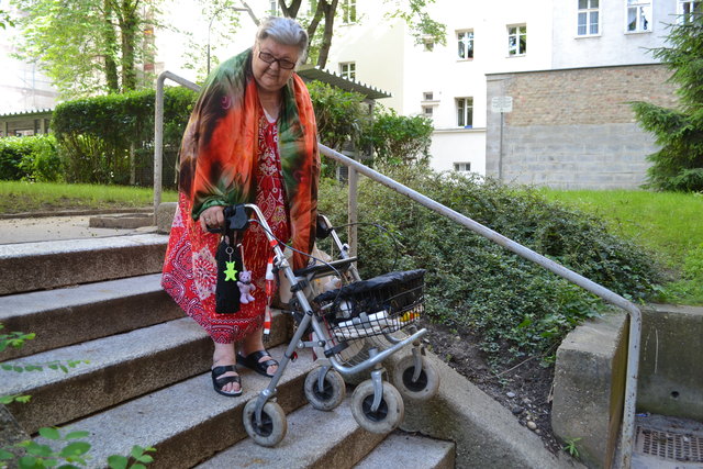 Brigitta Trausmuth muss die Stufen mit ihrem Rollator rückwärts erklimmen. Die schrägen Stufen erschweren die Prozedur und sind bei Nässe und Kälte gefährlich obendrein.