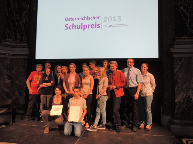 VertreterInnen der PTS Prutz mit BM Dr. Claudia Schmied anlässlich der Verleihung des Anerkennungspreises zum Sonderpreis des Österreichischen Schulpreises 2013. | Foto: privat