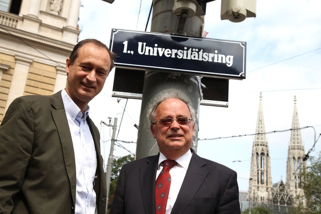 Kulturstadtrat Andreas Mailath-Pokorny und Universitätsrektor Heinz W. Engl vor der neuen Tafel. | Foto: Votava/PID