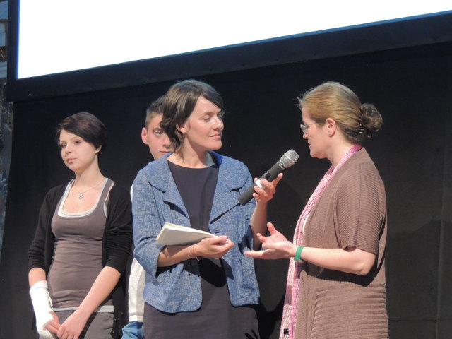 Eva Pölzl interviewte Schulleiterin Dr. Johanna Tamerl und die Schüler Magdalena Zegg und Nico Regensburger. | Foto: privat