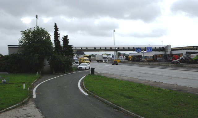 Beim ehemaligen Grenzübergang Suben entdeckten Beamte vier illegal eingereiste Männer. | Foto: Zollamt Linz Wels