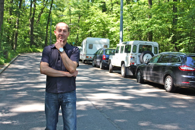 Georg Heinreichsberger (FP) ist besorgt: Parkplatzstau auf der Savoyenstraße, dahinter liegt der Biosphärenpark.