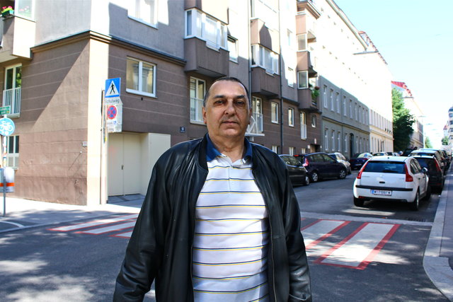 Anrainer Walter Elefant macht sich Sorgen wegen der Autoraser in der Stolzenthalergasse: Hier quert auch ein Schulweg.