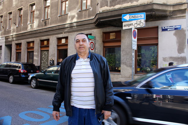 Anrainer Walter Elefant macht sich Sorgen wegen der Autoraser in der Stolzenthalergasse.