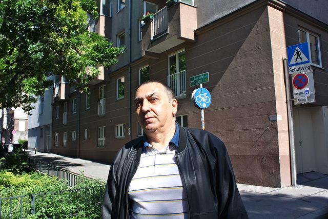 Anrainer Walter Elefant macht sich Sorgen wegen der Autoraser in der Stolzenthalergasse: Hier quert auch ein Schulweg.
