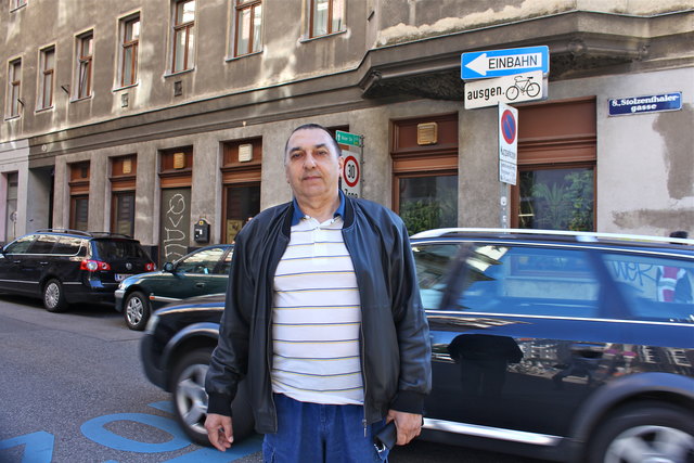 Anrainer Walter Elefant macht sich Sorgen wegen der Autoraser in der Stolzenthalergasse.